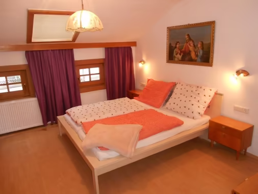 Schlafzimmer im Bauernhaus mit Doppelbett