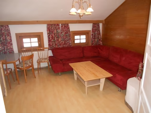 Wohnküche mit Sofa und Esstisch im Bauernhaus im Zillertal