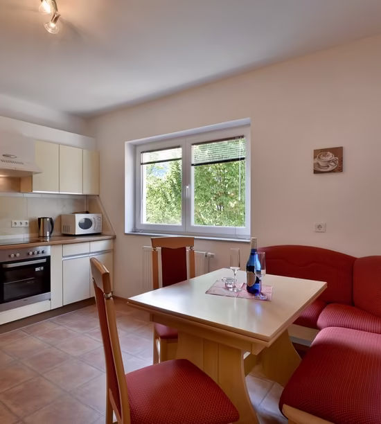 Küche im Appartement Hochzillertal mit Essbereich